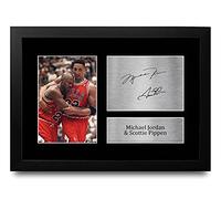 HWC Trading FR A4 Michael Jordan & Scottie Pippen Chicago Bulls Los Regalos Imprimieron La Imagen Firmada Del Autógrafo Para Los Fans De Los Recuerdos Del Baloncesto - A4 Framed