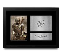 HWC Trading FR A4 Pedro Pascal The Mandalorian - A4 Framed Los Regalos Imprimieron La Imagen Firmada Del Autógrafo Para Los Fans De La Demostración De Televisión