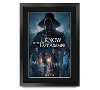 HWC Trading I Know What You Did Last Summer 3 (2025) Los Regalos Imprimieron El Cartel Firmaron La Imagen Del Autógrafo Para Los Fans De La Memorabilia De La Película - A3 Enmarcado