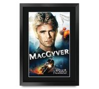 HWC Trading MacGyver (1985) Richard Dean Anderson Los Regalos Imprimieron El Cartel Firmado Del Autógrafo Para Los Fans De Los Recuerdos De La Serie De Televisión - A3 Enmarcado