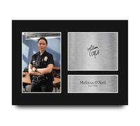HWC Trading Melissa O'Neil The Rookie Lucy Chen Los Regalos Imprimieron La Imagen Firmada Del Autógrafo Para Los Fans De La Demostración De Serie De Televisión - A4