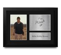 HWC Trading Millie Bobby Brown V2 Strange Hawkins Thing Los Regalos Imprimieron La Imagen Firmada Del Autógrafo Para Los Fans De La Demostración De Serie De Televisión - A4 Enmarcado