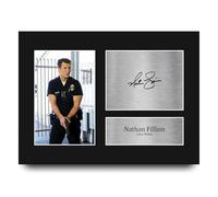 HWC Trading Nathan Fillion The Rookie John Nolan Los Regalos Imprimieron La Imagen Firmada Del Autógrafo Para Los Fans De La Demostración De Serie De Televisión - A4