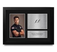 HWC Trading Ronen Rubinstein Tyler Kennedy 'T.K.' Strand 9-1-1 Lone Star Los Regalos Imprimieron La Imagen Firmada Del Autógrafo Para Los Fans De La Demostración De Serie De Televisión - A4 Enmarcado