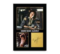 HWC Trading Sigourney Weaver Alien Ellen Ripley Los Regalos Imprimieron La Imagen Firmada Del Autógrafo Para Los Fans De La Memorabilia De La Película - A4 Solo Impresión (ID-005322)