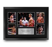 HWC Trading Sylvester Stallone & Dolph Lundgren Rocky 4 Los Regalos Imprimieron La Exhibición Firmada De La Presentación Del Autógrafo Para Los Fans De Los Recuerdos De La Película - A3 Enmarcado
