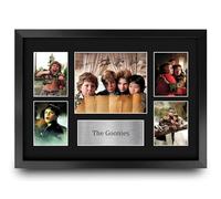 HWC Trading The Goonies Los Regalos Imprimieron La Exhibición Firmada De La Presentación Del Autógrafo Para Los Fans De Los Recuerdos De La Película - A3 Enmarcado