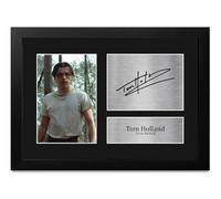 HWC Trading Tom Holland The Devil All The Time Arvin Russell Regalos Foto Firmada Impresa para Fans de Cine - A4 Enmarcado (ID-012519)