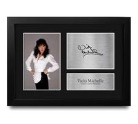 HWC Trading Vicki Michelle 'Allo 'Allo! Yvette Carte-Blanche Los Regalos Imprimieron La Imagen Firmada Del Autógrafo Para Los Fans De La Demostración De Serie De Televisión - A4 Enmarcado