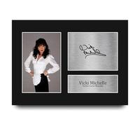 HWC Trading Vicki Michelle 'Allo 'Allo! Yvette Carte-Blanche Los Regalos Imprimieron La Imagen Firmada Del Autógrafo Para Los Fans De La Demostración De Serie De Televisión - A4