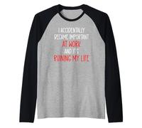 I Accidentally Became Important at Work It's Ruining My Life Camiseta Manga Raglan