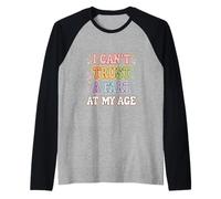I Can't Trust A Fart At My Age Humor Viejo Senior |- Camiseta Manga Raglan