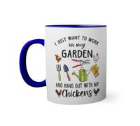 I just want to work in my garden and hang out with my chickens Taza de color azul oscuro con mango a juego 330ml