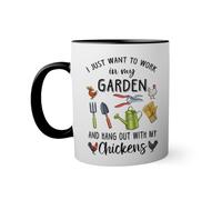 I just want to work in my garden and hang out with my chickens Taza de color negro con mango a juego 330ml