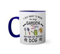I just want to work in my garden and hang out with my Dog Taza de color azul oscuro con mango a juego 330ml