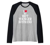 I Love My Hot Younger Boyfriend Relación Amorosa Diferencia Camiseta Manga Raglan