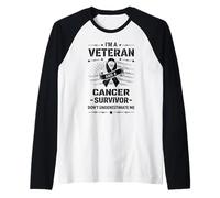 I’m a Veteran and a Cancer Survivor Don’t Underestimate Me Camiseta Manga Raglan