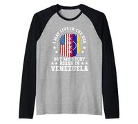 I May Live In The USA But My Story Began In Venezuela Camiseta Manga Raglan
