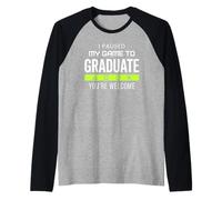 I Paused My Game To Graduate Graduate Funny Gamer Grad Camiseta Manga Raglan