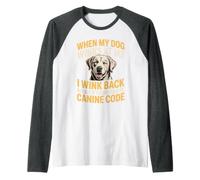 I Wink Back At My Dog In Case It's Canine Code Camiseta Manga Raglan