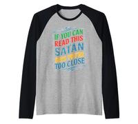 If You Can Read This Satan Says You're Too Close Camiseta Manga Raglan