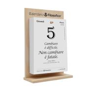 Il Calendario Filosofico 2026 con soporte de madera, formato A5 de 15 x 21 cm, el primer y el original calendario de mesa con 365 días de frases filosóficas, lee cada día una frase