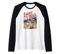 Ilumina el Sendero Cowgirl con Lantern Desert Night Camiseta Manga Raglan