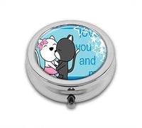 Ilustración de Oodle con gatos encantadores Romance Stars Love You and Me Lettering Custom Round SilverBox Pocket 2.1" - 3 compartimentosBox/Pastillero Bolsillo