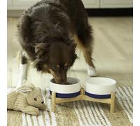 Ilyapa Cuencos de cerámica para perros - Soporte elevado para mascotas de tamaño mediano con juego elevado de alimentos y agua, cuencos dobles azules de 6 pulgadas y 28 onzas y soporte de madera de 13