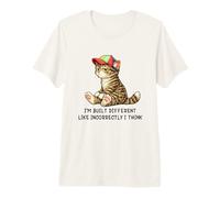 I'm Built Different Funny Tabby Cat Wearing Cap Meme Humor Camiseta Premium