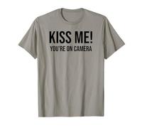 Im Just Here for the Kiss Cam Show Kiss Me Youre On Camera Camiseta