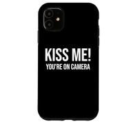 I'm Just Here for the Kiss Cam Show Kiss Me Youre On Camera Carcasa para iPhone 11