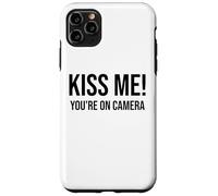 Im Just Here for the Kiss Cam Show Kiss Me Youre On Camera Carcasa para iPhone 11 Pro Max