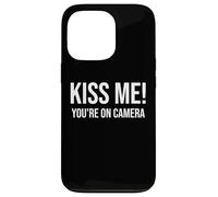 I'm Just Here for the Kiss Cam Show Kiss Me Youre On Camera Carcasa para iPhone 13 Pro