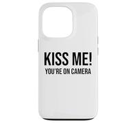 Im Just Here for the Kiss Cam Show Kiss Me Youre On Camera Carcasa para iPhone 13 Pro