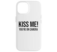 Im Just Here for the Kiss Cam Show Kiss Me Youre On Camera Carcasa para iPhone 14