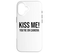 Im Just Here for the Kiss Cam Show Kiss Me Youre On Camera Carcasa para iPhone 16