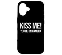 I'm Just Here for the Kiss Cam Show Kiss Me Youre On Camera Carcasa para iPhone 16