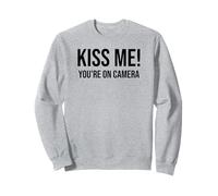 Im Just Here for the Kiss Cam Show Kiss Me Youre On Camera Sudadera