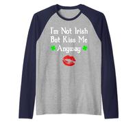 I'm Not Irish But Kiss Me Anyway Funny St. Patrick's Day Camiseta Manga Raglan