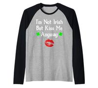 I'm Not Irish But Kiss Me Anyway Funny St. Patrick's Day Camiseta Manga Raglan