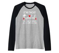 I'm Not Spoiled My Grandma Just Loves Me Spoiled Grandkids Camiseta Manga Raglan