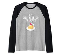 I'm Only Here For The Cake Funny Bakery Meme Costume Cakes Camiseta Manga Raglan