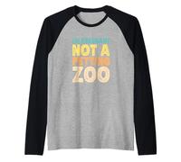 I'm Pregnant Not a Petting Zoo Camiseta Manga Raglan