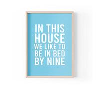 Impresión divertida con cita | impresiones para el hogar | In This House We Like To Be In Bed By 9 | Arte estético de pared | A4 A3 A5 * Marco no incluido* - PBH88