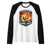 Impulsado por Wind and Salt Windfurfer Windsurfing Lover Joke Camiseta Manga Raglan