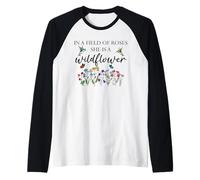 In a Field of Roses She is a Wildflower Hummingbird Floral Camiseta Manga Raglan