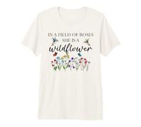 In a Field of Roses She is a Wildflower Hummingbird Floral Camiseta Premium