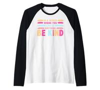 In A World Where You Can Be Anything Be Kind T-Shirt Camiseta Manga Raglan