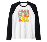 In My Softball Pitcher Era Groovy Fastpitch Softball Gamer Camiseta Manga Raglan